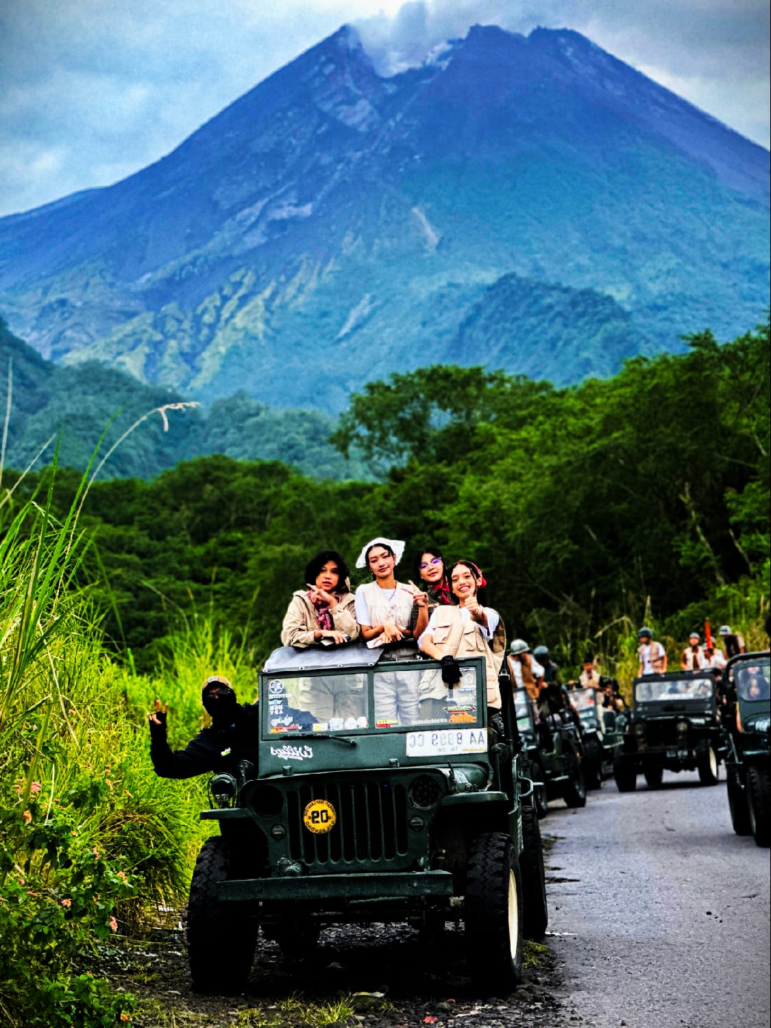 Konvoi jeep di lereng Merapi